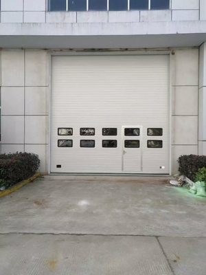 As portas de garagem seccionais satisfazem aplicações em que a durabilidade, a fiabilidade e a economia são as principais prioridades