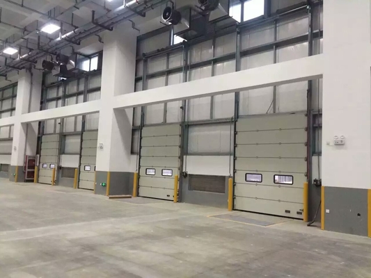 As portas seccionais abrem-se verticalmente e são suspensas sob o teto, de modo a que o espaço exterior e interno possa ser utilizado