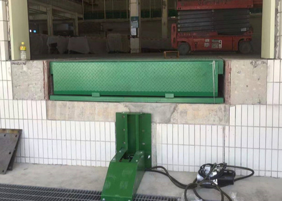 Green 6Ton Hydraulic Dock Levelers With Swing Lip For Truck Loading And Unloading